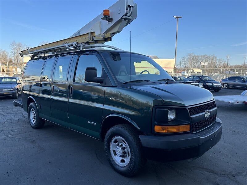 2006 Chevrolet Express 3500  Versalift Bucket Van - Photo 1 - Flushing, MI 48433