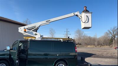 2006 Chevrolet Express 3500  Versalift Bucket Van - Photo 3 - Flushing, MI 48433