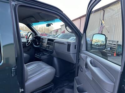 2006 Chevrolet Express 3500  Versalift Bucket Van - Photo 12 - Flushing, MI 48433