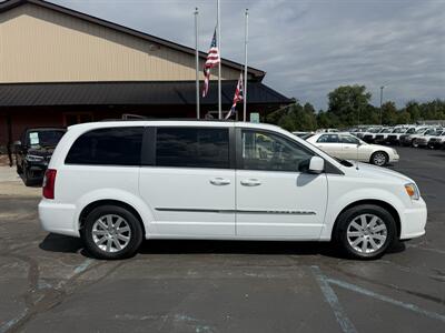 2014 Chrysler Town & Country Touring - Photo 4 - Flushing, MI 48433