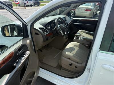2014 Chrysler Town & Country Touring - Photo 12 - Flushing, MI 48433