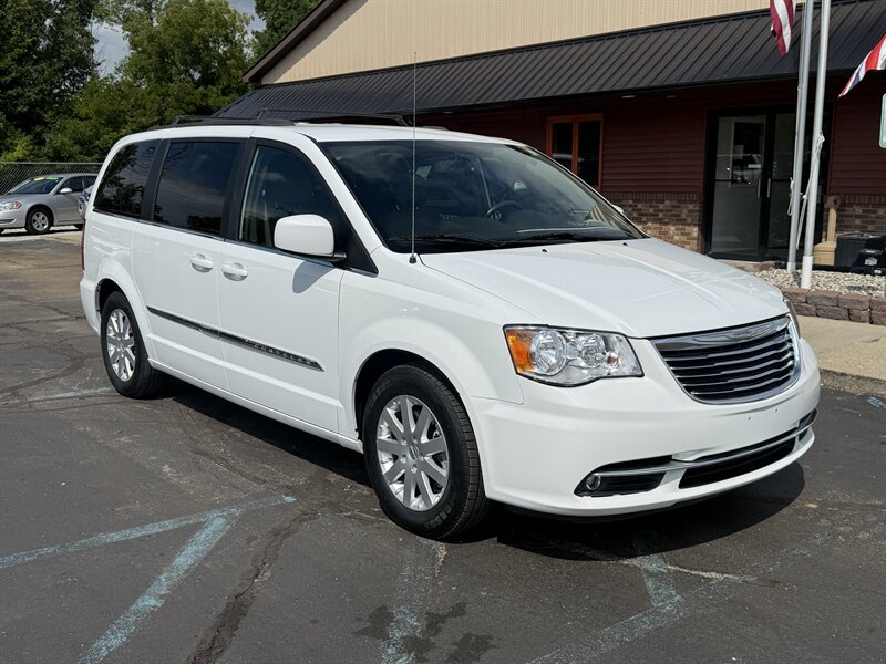 2014 Chrysler Town & Country Touring   - Photo 1 - Flushing, MI 48433
