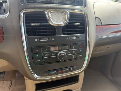 2014 Chrysler Town & Country Touring - Photo 14 - Flushing, MI 48433