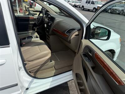2014 Chrysler Town & Country Touring - Photo 28 - Flushing, MI 48433