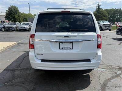 2014 Chrysler Town & Country Touring - Photo 6 - Flushing, MI 48433