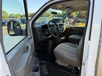 2006 GMC Savana 3500 Cutaway 139 " WB  10' Box - Photo 8 - Flushing, MI 48433