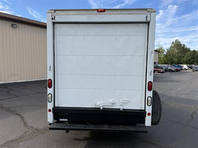 2006 GMC Savana 3500 Cutaway 139 " WB  10' Box - Photo 7 - Flushing, MI 48433