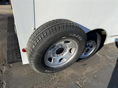 2006 GMC Savana 3500 Cutaway 139 " WB  10' Box - Photo 24 - Flushing, MI 48433