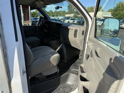 2006 GMC Savana 3500 Cutaway 139 " WB  10' Box - Photo 25 - Flushing, MI 48433