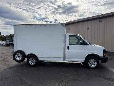 2006 GMC Savana 3500 Cutaway 139 " WB  10' Box - Photo 3 - Flushing, MI 48433