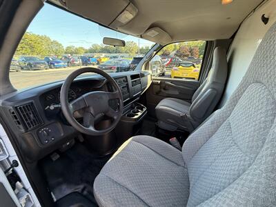 2006 GMC Savana 3500 Cutaway 139 " WB  10' Box - Photo 9 - Flushing, MI 48433