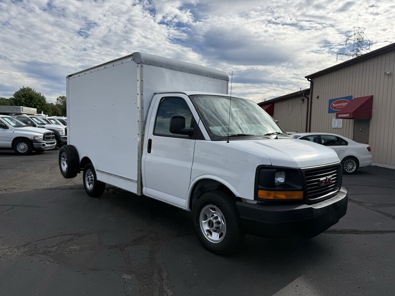 2006 GMC Savana 3500 Cutaway 139 " WB  10' Box - Photo 1 - Flushing, MI 48433