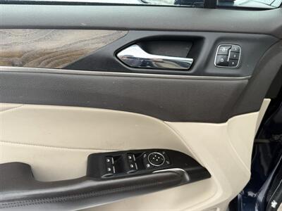 2017 Lincoln MKC Reserve  AWD - Photo 19 - Flushing, MI 48433