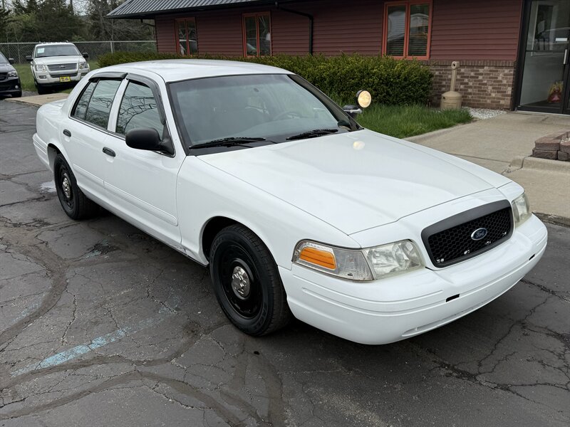 2003 Ford Crown Victoria Police Interceptor  P71 - Photo 1 - Flushing, MI 48433