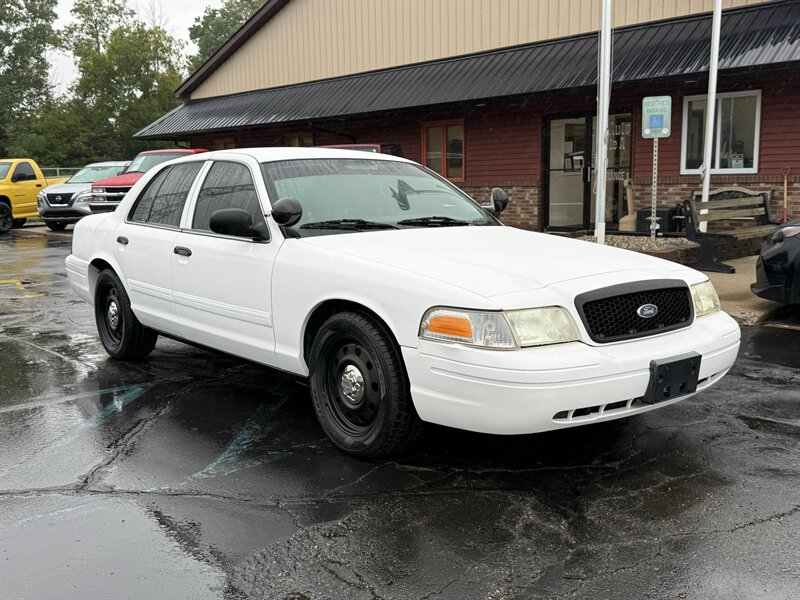 2011 Ford Crown Victoria Police Interceptor   - Photo 1 - Flushing, MI 48433
