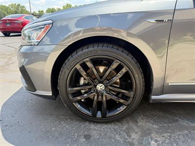 2017 Volkswagen Passat 1.8T R-Line   - Photo 9 - Flushing, MI 48433