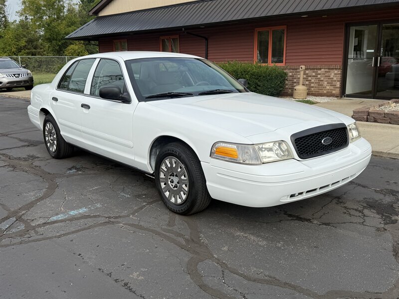 2004 Ford Crown Victoria Police Interceptor - Photo 1 - Flushing, MI 48433