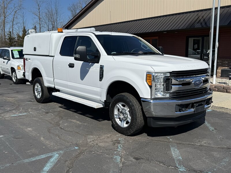 2017 Ford F-250 Super Duty XLT 4X4  M140 Service Body - Photo 1 - Flushing, MI 48433