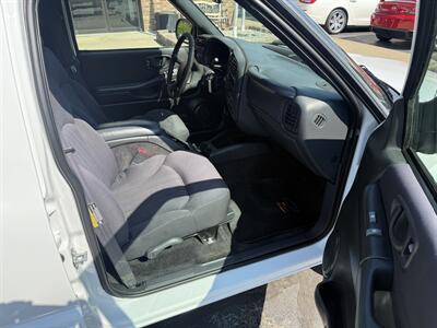 2004 Chevrolet Blazer LS  4X4 - Photo 10 - Flushing, MI 48433