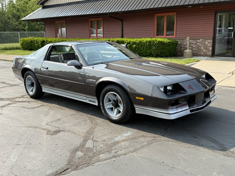 1984 Chevrolet Camaro Z28 5-Speed Manual - Photo 1 - Flushing, MI 48433