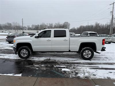 2017 GMC Sierra 2500 HD SLE Crew Cab 4X4 - Photo 7 - Flushing, MI 48433