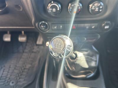 2013 Jeep Wrangler Unlimited Sahara  6-SPEED - Photo 13 - Flushing, MI 48433