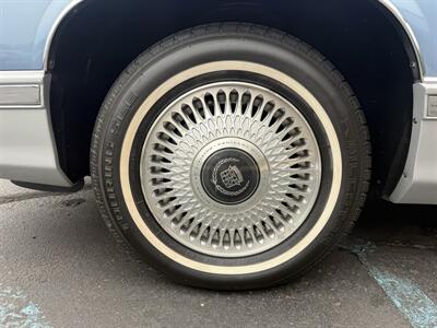 1993 Cadillac DeVille Sedan - Photo 16 - Flushing, MI 48433