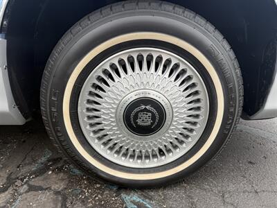 1993 Cadillac DeVille Sedan - Photo 17 - Flushing, MI 48433