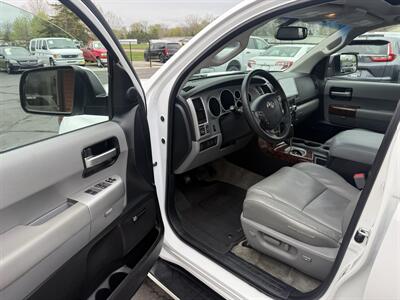 2008 Toyota Sequoia Limited  4X4 - Photo 11 - Flushing, MI 48433