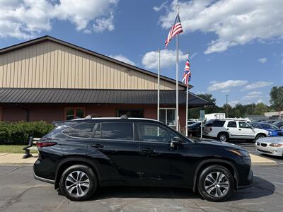 2024 Toyota Highlander XLE  AWD - Photo 4 - Flushing, MI 48433