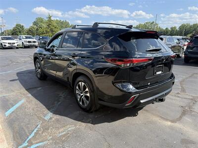2024 Toyota Highlander XLE  AWD - Photo 7 - Flushing, MI 48433
