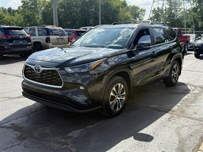 2024 Toyota Highlander XLE  AWD - Photo 3 - Flushing, MI 48433