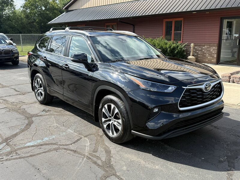 2024 Toyota Highlander XLE  AWD - Photo 1 - Flushing, MI 48433