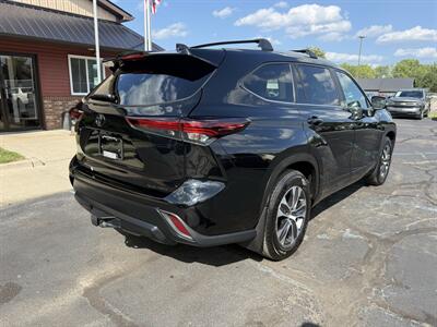 2024 Toyota Highlander XLE  AWD - Photo 5 - Flushing, MI 48433