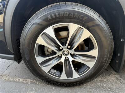 2024 Toyota Highlander XLE  AWD - Photo 9 - Flushing, MI 48433