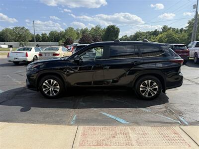2024 Toyota Highlander XLE  AWD - Photo 6 - Flushing, MI 48433