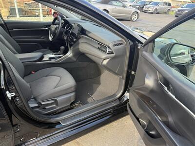 2022 Toyota Camry LE - Photo 19 - Flushing, MI 48433