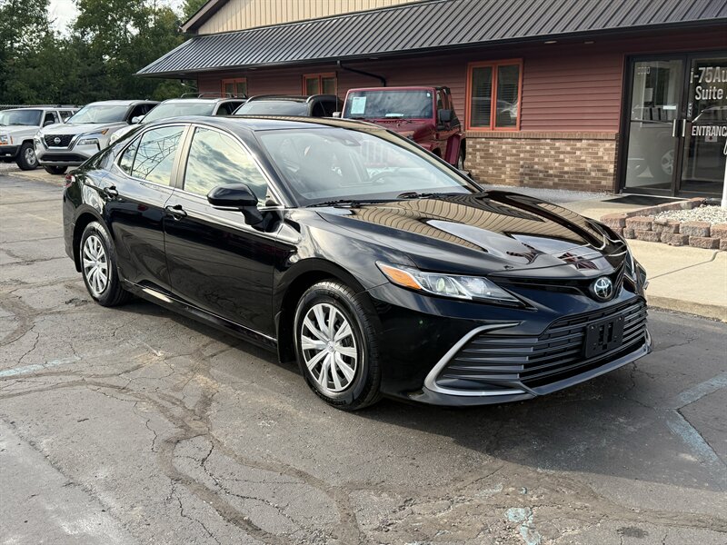 2022 Toyota Camry LE   - Photo 1 - Flushing, MI 48433