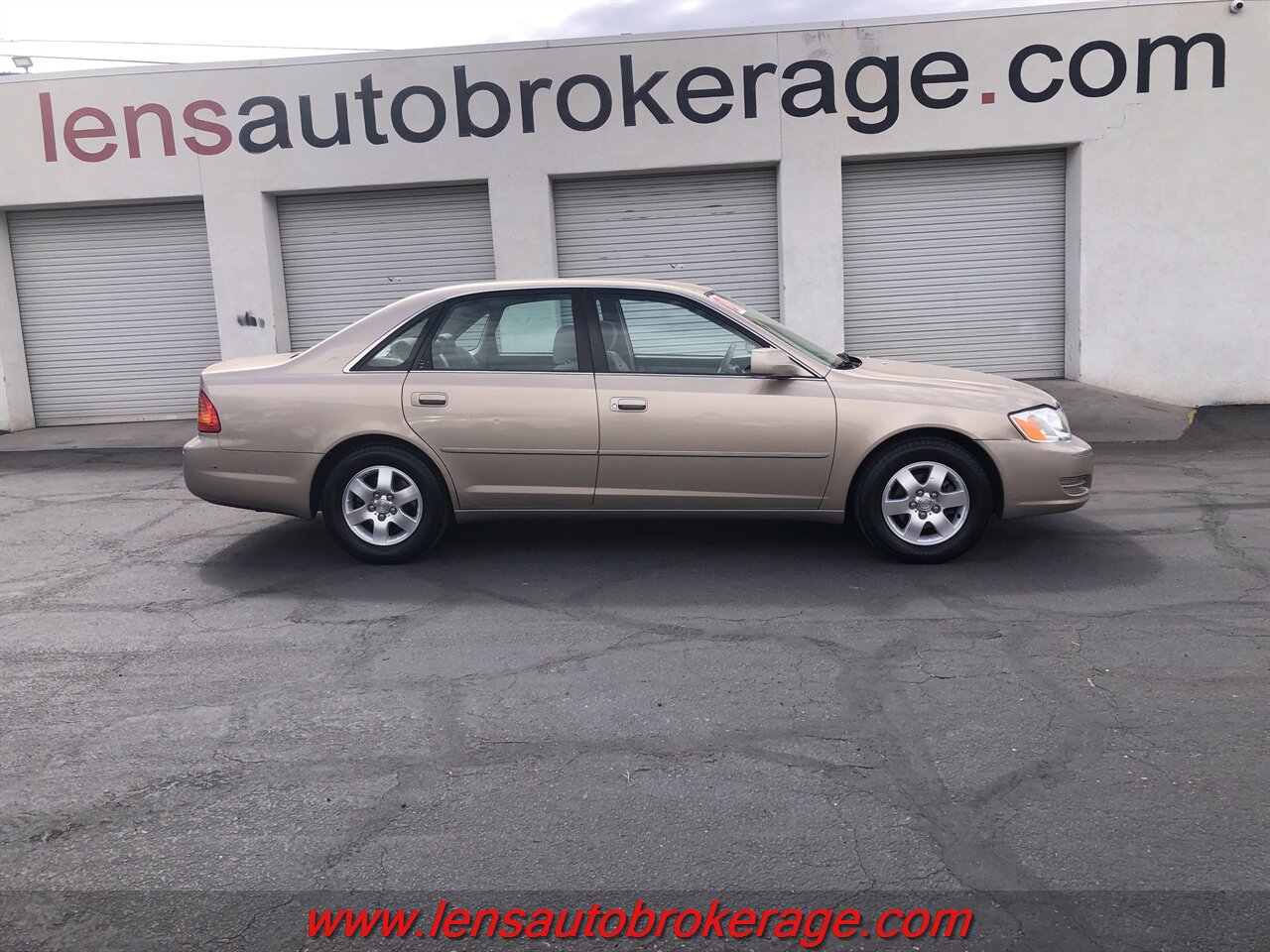 2001 Toyota Avalon XLS  *Super Clean Older Toyota! - Photo 1 - Tucson, AZ 85705