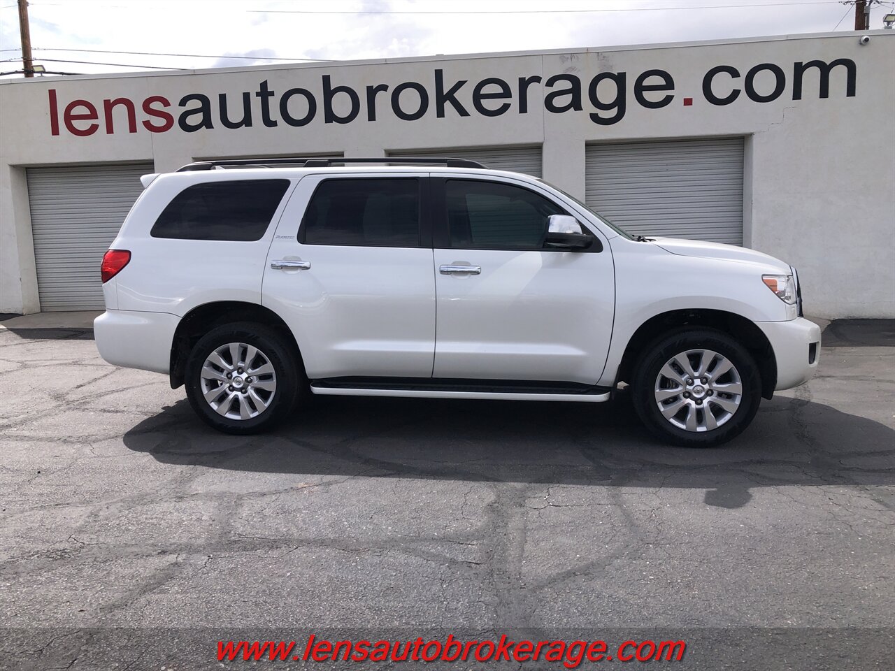 2017 Toyota Sequoia Platinum  *Fresh In! V8, 4x4 Platinum! - Photo 1 - Tucson, AZ 85705