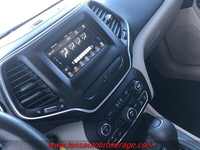 2019 Jeep Cherokee Latitude  *Nice Low Mileage 4x4! - Photo 14 - Tucson, AZ 85705