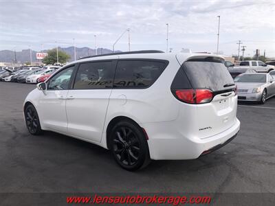 2018 Chrysler Pacifica Touring L   - Photo 6 - Tucson, AZ 85705