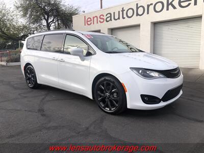 2018 Chrysler Pacifica Touring L   - Photo 2 - Tucson, AZ 85705