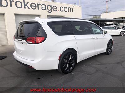 2018 Chrysler Pacifica Touring L   - Photo 8 - Tucson, AZ 85705