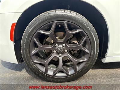 2019 Chrysler 300 Series Touring   - Photo 19 - Tucson, AZ 85705