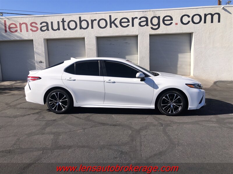 2019 Toyota Camry SE  *Super Sporty SE!