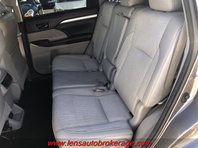2017 Toyota Highlander LE Plus  *3rd Row Equipped! - Photo 17 - Tucson, AZ 85705