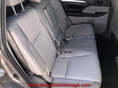 2017 Toyota Highlander LE Plus  *3rd Row Equipped! - Photo 21 - Tucson, AZ 85705