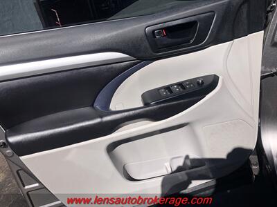 2017 Toyota Highlander LE Plus  *3rd Row Equipped! - Photo 9 - Tucson, AZ 85705