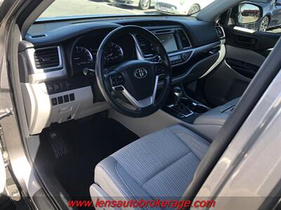 2017 Toyota Highlander LE Plus  *3rd Row Equipped! - Photo 10 - Tucson, AZ 85705